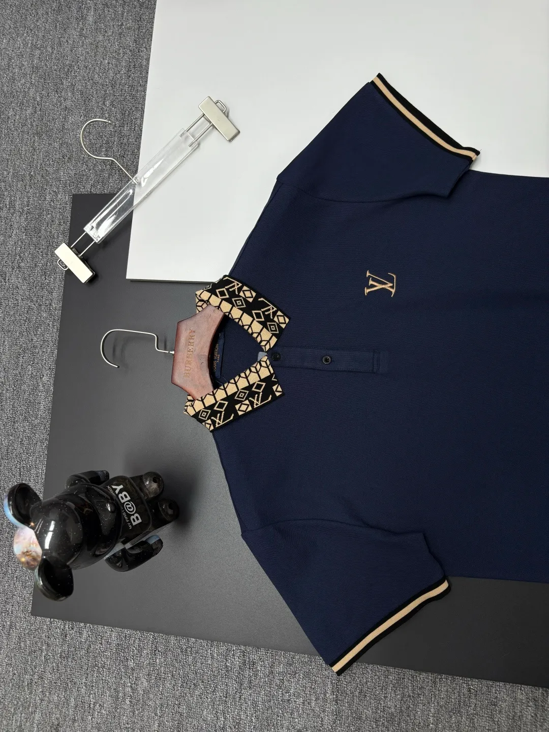🅿️210 LV Louis Vuitton's new embroidered Polo shirt. Original fabric. Official same style. Made of 210 grams of pure cotton pique fabric, customized in the same vat dyeing fabric. It feels very comfortable and smooth. The version is quite wide and stylish. Produced by a first-line brand factory. Imported Behringer embroidery machine. The embroidery is full and textured. The collar rib is woven with imported yarn. It will not deform after long-term wear. The latest style for spring and summer. Fashionable and individual. Super versatile and good-looking. It is very suitable for both men and women. A must-have item. Color: black, white, apricot, royal blue. Size: M-XXXL
